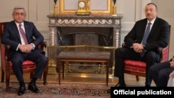 Серж Саргсян (слева) и Ильхам Алиев, Берн, 19 декабря 2015 г.  