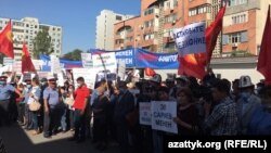 24-сентябрда сот алдына чогулган Сариевдин тарапташтары.