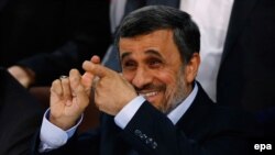 محمود احمدی‌نژاد در وزارت کشور برای ثبت‌نام در انتخابات ریاست جمهوری