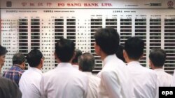 بازارهای جهانی دیروز نیز دوشنبه سیاه دیگری را از سرگذراندند.(عکس: EPA)