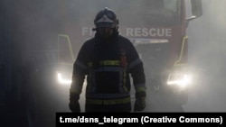 Рятувальники ДСНС регулярно потрапляють під повторні російські удари (фото ілюстраційне)