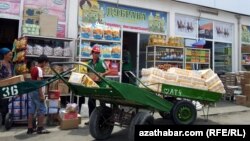 Türkmenistanda mekdep okuwçylary bazarda ýükçi bolup, gaznç edýärler. (illýustrasiýa suraty) 