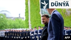 28-nji maýda Germaniýanyň kansleri Fridrih Mers (sagda) Ukrainanyň prezidenti Wolodymyr Zelenskini Berlinde garşylaýar.