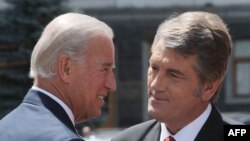 Президент Віктор Ющенко вітає віцепрезидента США Джозефа Байдена у Києві 21 лютого 2009 р.