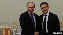 Президент Росії Володимир Путін (л) та колишній президент Франції Ніколя Саркозі під час зустрічі 15 червня 2016 року під Петербургом
