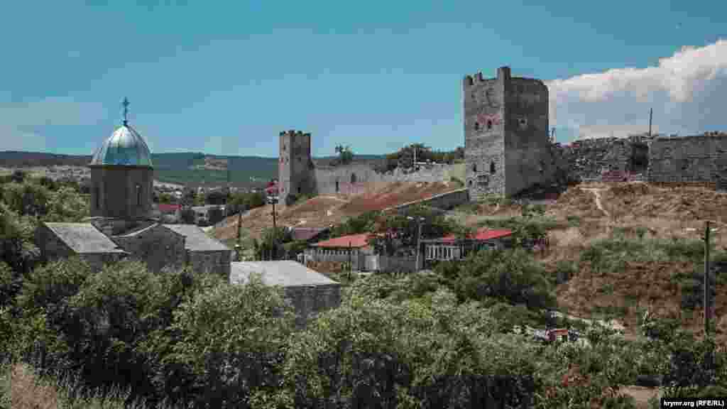 Eski qaleniñ qalıntıları