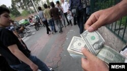 خاوند: تک نرخی کردن یعنی قبول یک نرخ واحد برای ارز حد اقل در سطح بازار ازاد و در این زمینه موانع کم نیست.