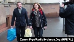 Екс-міністр економіки України Богдан Данилишин, перші хвилини після звільнення з-під варти у Празі (поруч – адвокат Маріна Махіткова), 14 січня 2011 року