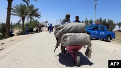 گروهی از مردم رمادی در حال فرار از شهر