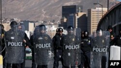 Америка Кошмо Штаттарынын Бажы жана Чек ара кызматынын кызматкерлери. Мексиканын АКШ менен чек арадагы Сьюдад-Хуарес шаарында тартылган. 23-январь, 2025-жыл.