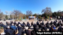 Жалал-Абад шаарындагы 7-апрель окуясын эскерүү иш-чарасы. 2021-жылдын 6-апрели. 