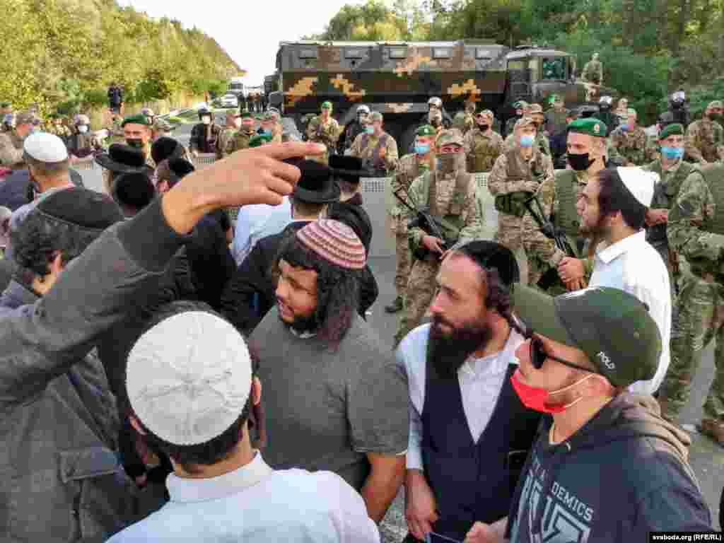 На даний момент сотні євреїв-хасидів застрягли на прикордонному переході між пунктами пропуску &laquo;Нова Гута&raquo; (Білорусь) та &laquo;Нові Яриловичі&raquo; (Україна)