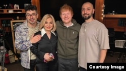 از راست به چپ: ایلیا سلمان‌زاده، اِد شیرن، گوگوش و سامان کشاورز