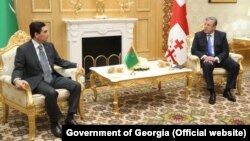 Türkmenistanyň prezidenti Gurbanguly Berdimuhamedow we Gürjüstanyň premýer-ministri Georgiý Kwirikaşwili. 30-njy awgust, 2017 ý. Aşgabat