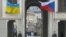 Український та чеський прапори біля воріт Празького граду