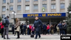 Плякат на будынку Херсонскага гарсавету 1 сакавіка 2022, архіўнае фота 