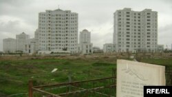 Gurbannazar enesine, şeýle ir gitjegini gaty öňünden bilen ýaly, “meni hiç bir zatdan gorap bilmedik ýalňyz enem” diýip ýüzlenipdi.