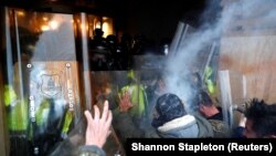 Президент Д.Трамптын тарапташтарынын Капитолийге зомбулук менен  кирип барган учуру.  2021-жылдын 6-январы.