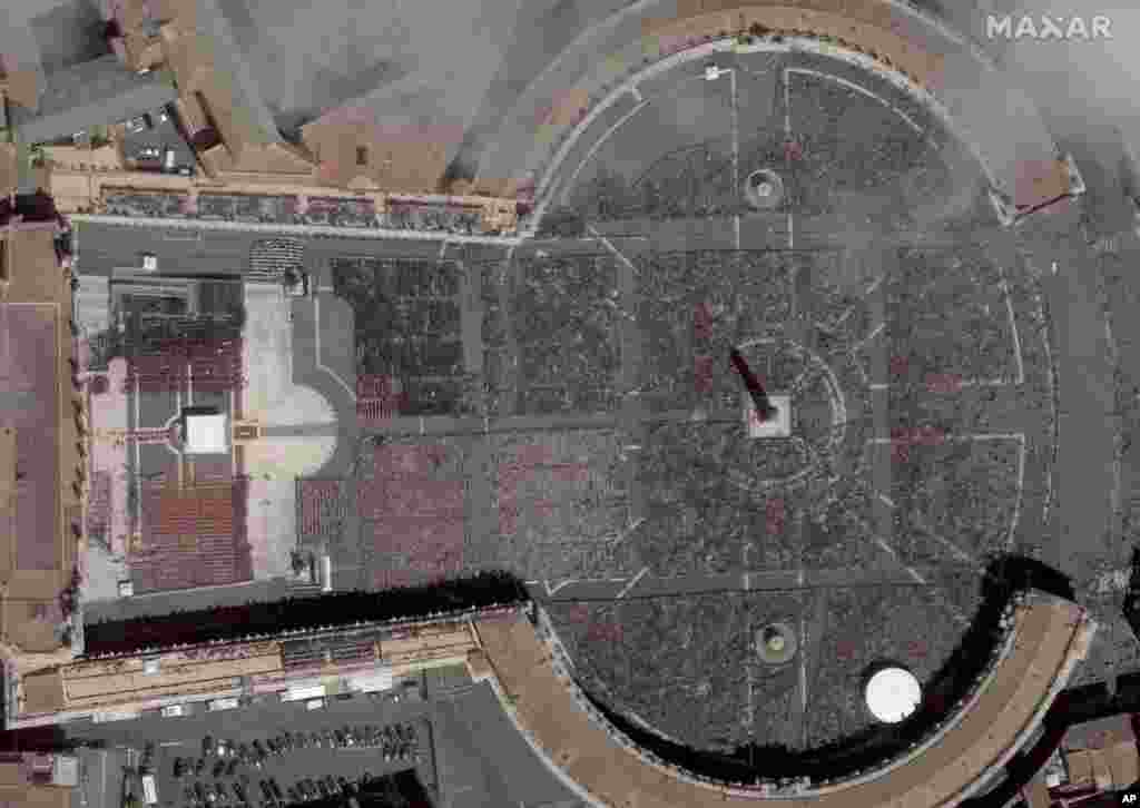 Na Trgu svetog Petra, kao i na ulicama Rima, bilo je više od 400.000 ljudi, kazao je italijanski ministar unutrašnjih poslova Mateo Pjantedosi.