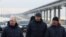 Очільник Росії Володимир Путін (перший зліва) біля Керченського мосту. 2022 рік