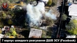 Українські військові наносять удар по будинку в Покровську, де були виявлені російські окупанти