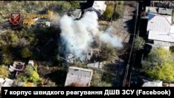 Українські військові завдають удару по будинку в Покровську, де були виявлені військові армії РФ