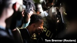 Службовці Секретної служби США в одностроях поліції тримають оборону Білого дому під час демонстрації протесту, Вашингтон, ніч на 30 травня 2020 року