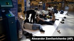 Мигранты из Средней Азии, оставшиеся в России без работы, в ожидании рейса на родину.