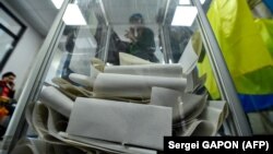 За даними ЦВК, Володимир Зеленський отримує 30,46%, Петро Порошенко – 16,18%, Юлія Тимошенко – 13,15%