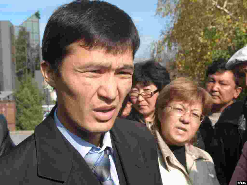 Қала әкімшілігінің өкілі наразылық  жиынына қатысушыларды мәселені келіссөз арқылы шешуге шақырды. - Представитель городской администрации просит активистов демонстрации провести переговоры. 