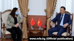 Кыргызстандын ТИМинин башчысы Руслан Казакбаев жана Кытайдан элчиси Ду Дэвэнь. 2020-жылдын 16-октябры.