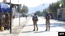 Члены движения "Талибан" стоят вдоль дороги после того, произошла перестрелка между афганскими и пакистанскими пограничными войсками, 20 февраля 2023 года 