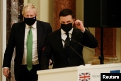 Buyuk Britaniya bosh vaziri Boris Jonson (chapda) va Ukraina prezidenti Vladimir Zelenskiy 1 - fevral kuni Kievda qo‘shma matbuot anjumani oldidan.