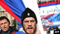 Сербиянең иске хәрби башлыгын кигән серб каршылык чарасына бара