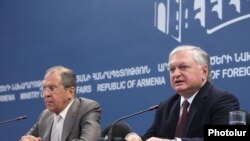 Министры иностранных дел Армении и России - Эдвард Налбандян и Сергей Лавров (слева) на совместной пресс-конференции, Ереван, 23 июня 2014 г. 
