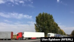 Очередь грузовых машин на трассе в Кыргызстане у пограничного пункта. 16 октября 2017 года.