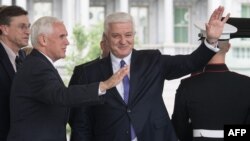 Віцэ-прэзыдэнт ЗША Майкл Пэнс і прэм’ер-міністар Чарнагорыі Душка Маркавіч у Вашынгтоне, 5 чэрвеня 2017