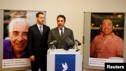 جرد گنسر و بابک نمازی، در یکی از کنفرانس‌های خبری خود در مورد وضعیت نمازی‌ها