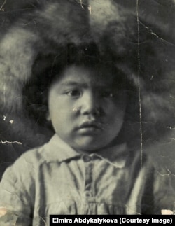 Абдыкадыр Орозбековдун уулу Кемел атасынын тебетейин кийип турат. (Элмира Абдыкалыкованын үй-бүлөлүк архивинен)