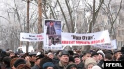 Сторонники оппозиции требуют отставки правительства. Алматы, 21 февраля 2009 года.