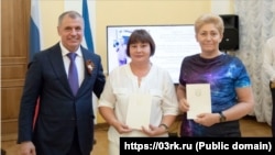Фельдшерка Тамара Чернуха (праворуч) зі спікером російського парламенту Криму Володимиром Константиновим під час церемонії вручення премії «Кращий співробітник швидкої допомоги»
