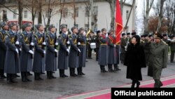 Қирғизистон президенти Ўтунбаева 1 декабр куни истеъфога чиқади.