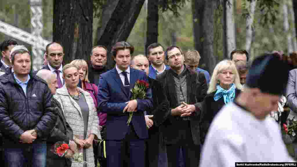 Жалобний захід зі встановлення пам&#39;ятника ромів, розстріляних у Бабиному Яру. У центрі стоїть міністр культури України Євген Нищук