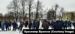 Рабочие-метростроевцы собрались у Смольного