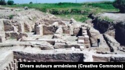 «Արտաշատ» հնագիտական վայրում հայտնաբերված բաղնիքը. լուսանկարը՝ Divers auteurs arméniens (Creative Commons)