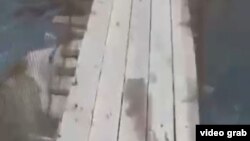 Пуле бар фарози рӯди Нудҷ. Наздикони Гулбиддин Зиёеков мегӯянд, тири туфанги нирӯҳои интизомӣ ба тани фарзанди онҳо дар ҳамин ҷо расид 