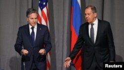 Сьогодні держсекретар США Ентоні Блінкен (л) мав телефонну розмову з міністром закордонних справ Росії Сергієм Лавровим (фото архівне)