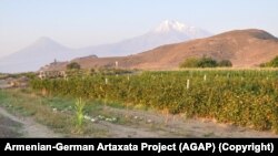 Հռոմեական դարաշրջանի սալաքարերը, որոնք նախատեսված էին կամարաձև ակվեդուկի հիմք ծառայելու համար: