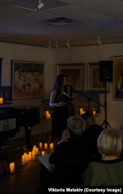 Літературний вечір, який організувала переселенка з однодумцями