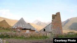 По мнению экспертов, развивать отрасль в существующих условиях – при отсутствии отелей, развитой инфраструктуры, сервиса – можно, допустим, с «пешего туризма», который так популярен во всем мире